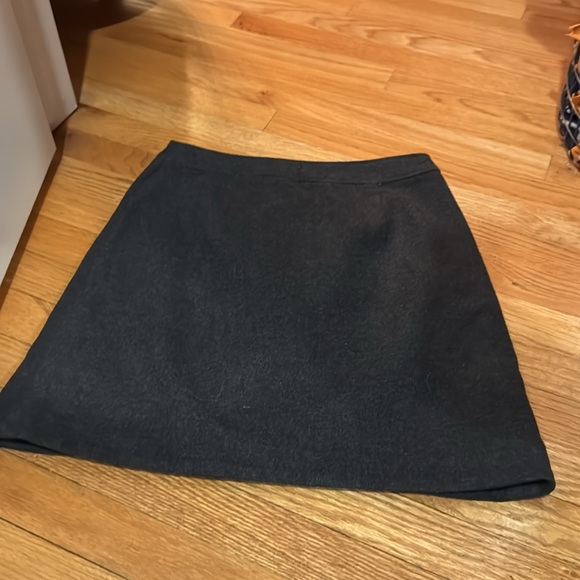 EUC Ann Taylor LOFT Grey Wool Skirt Floral Embroidered 6 - Picture 4 of 4